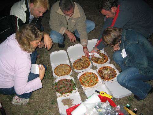 Lecker Pizza, schmieriger Typ vom Pizza-Lieferservice