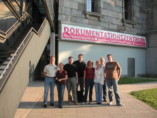 Die Rippenspreizer vor dem Dokumentationszentrum