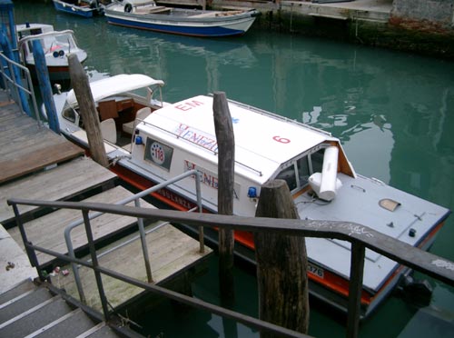 Der Bootsanleger fr Krankentransportboote