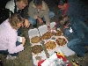 Lecker Pizza, schmieriger Typ vom Pizza-Lieferservice