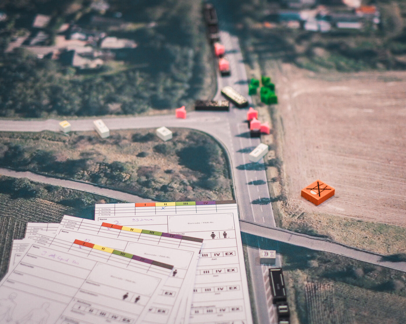 Luftbild einer Landstraße auf dem Simulationstisch mit Fahrzeugmodellen und Sichtungsbögen
