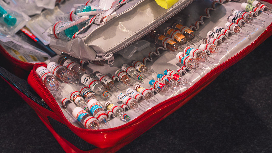 Geöffnete Notfalltasche mit sortierten Medikamentenampullen