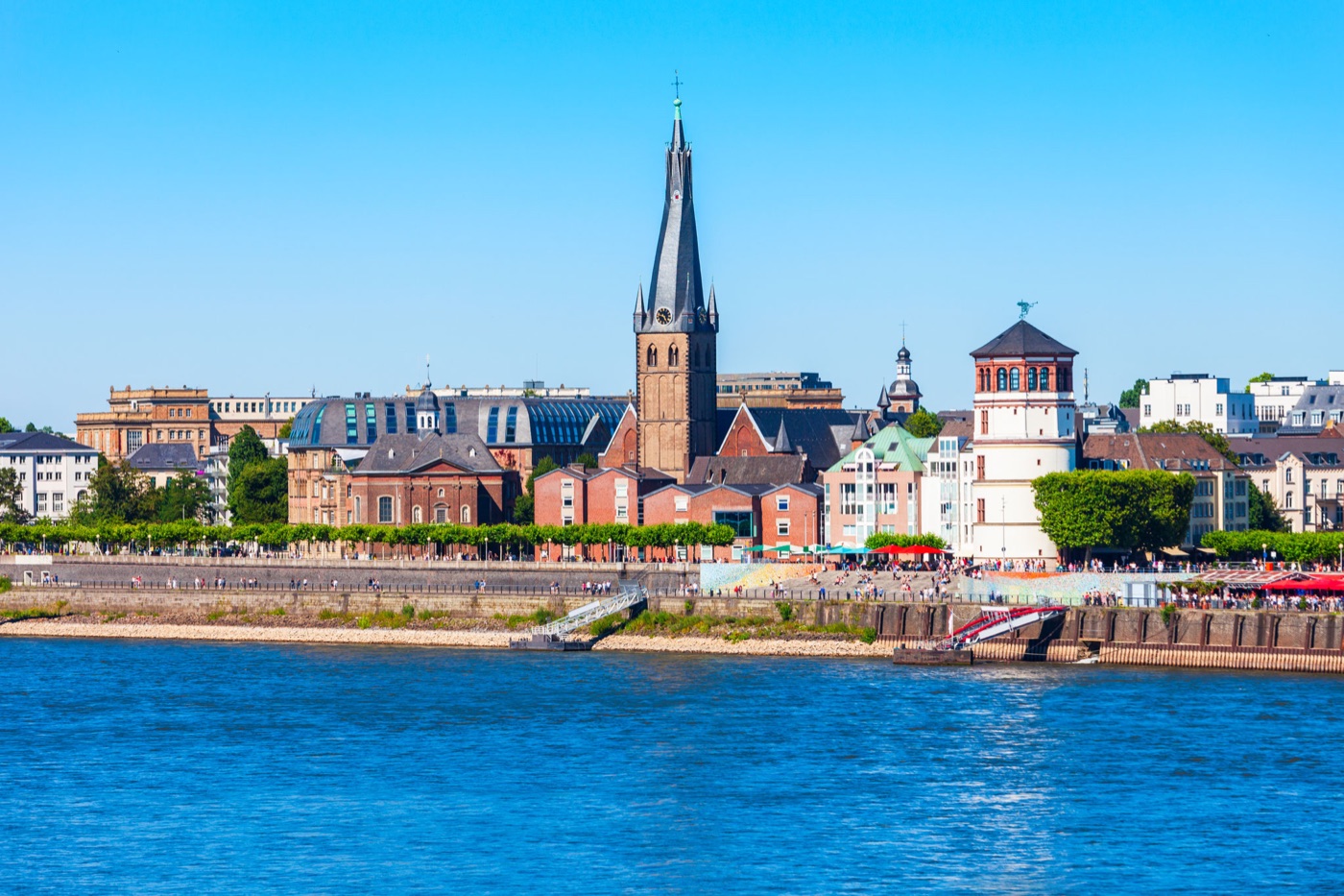 Die Düsseldorfer Altstadt mit der Lambertuskirche am Rheinufer