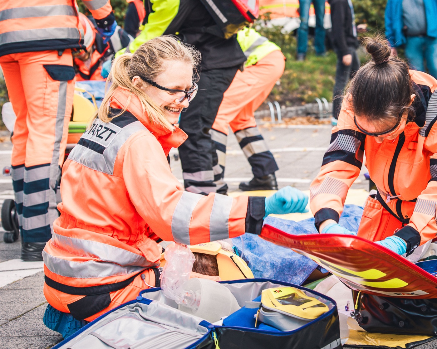 Eine Notärztin und Einsatzkräfte des Rettungsdienstes versorgen bei einer Übung eine Person