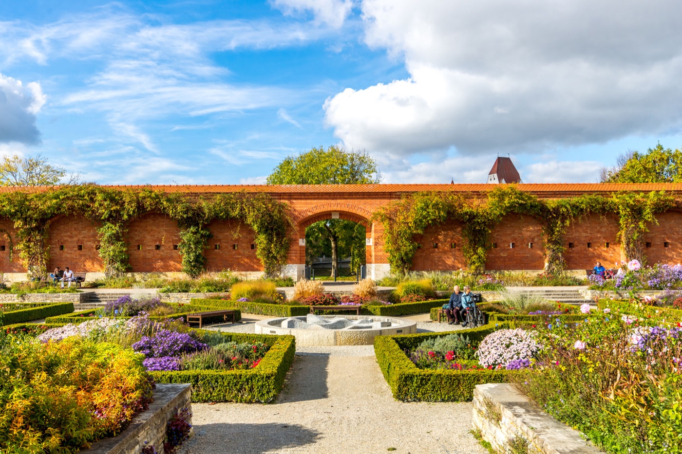 Gartenanlage im Klenzepark mit historischer Festungsmauer