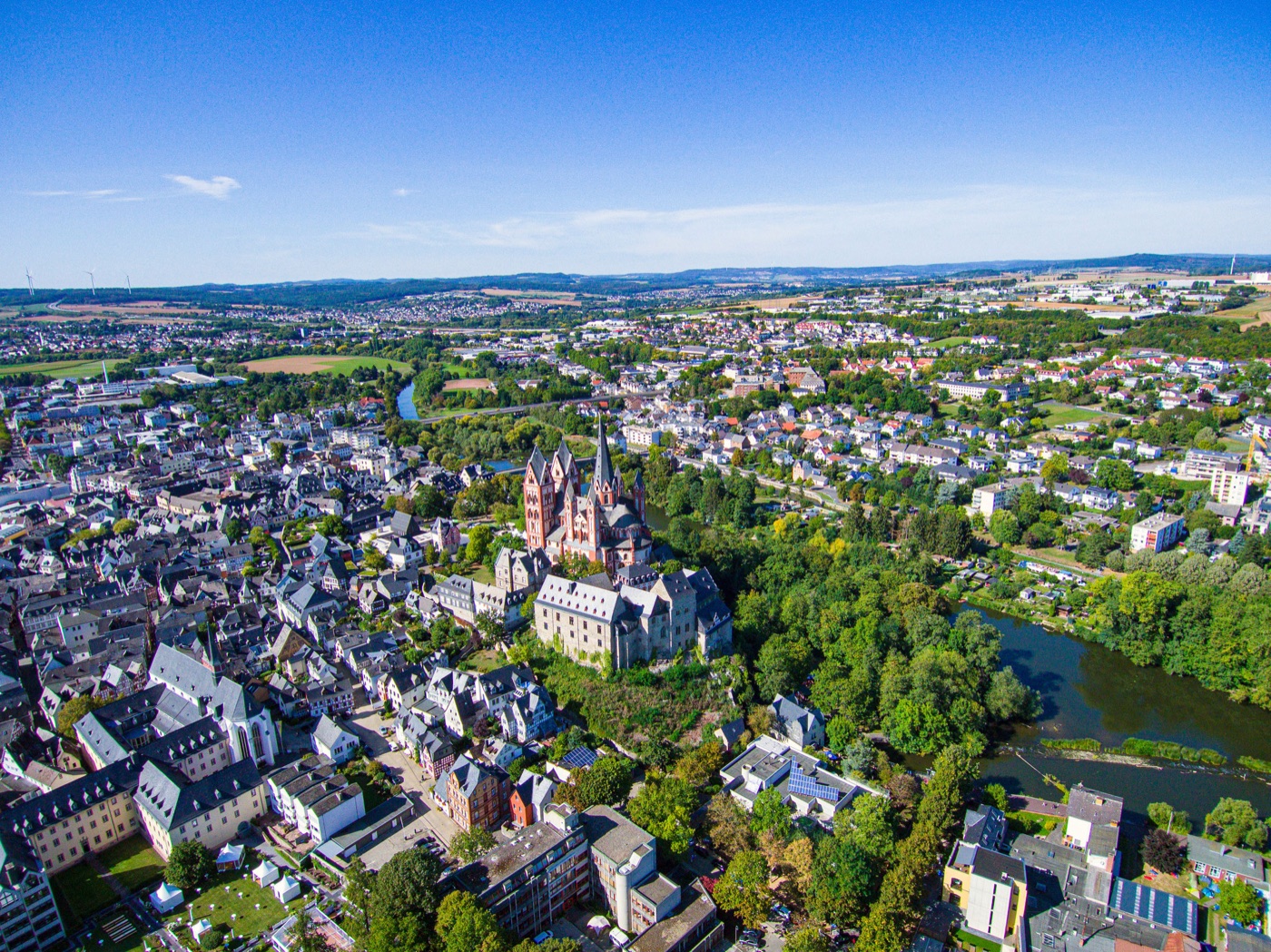 Luftaufnahme von Wetzlar mit dem Dom und der Lahn
