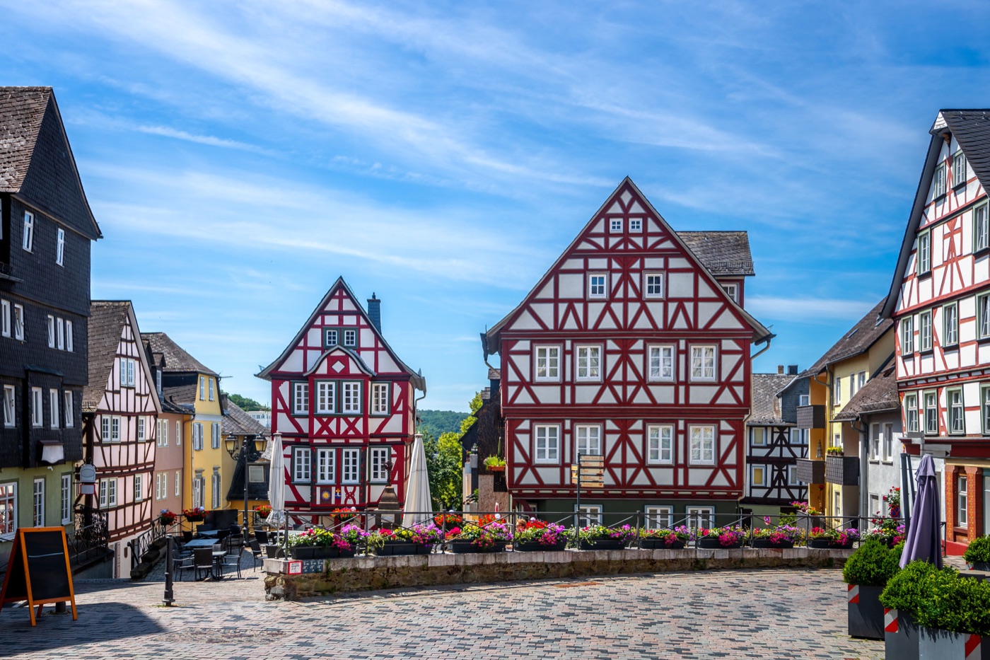 Fachwerkhäuser in der Wetzlarer Altstadt bei blauem Himmel