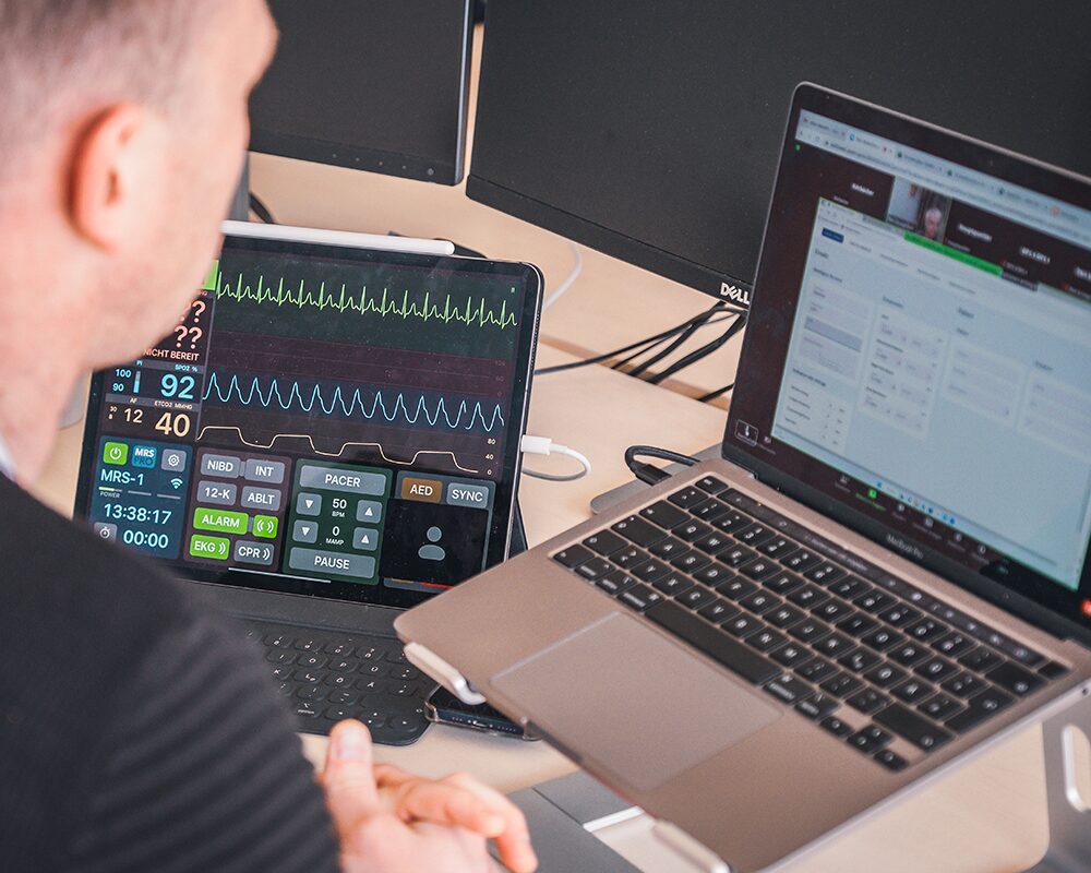 Telenotarzt-Arbeitsplatz mit Vitaldaten-Monitor und Laptop
