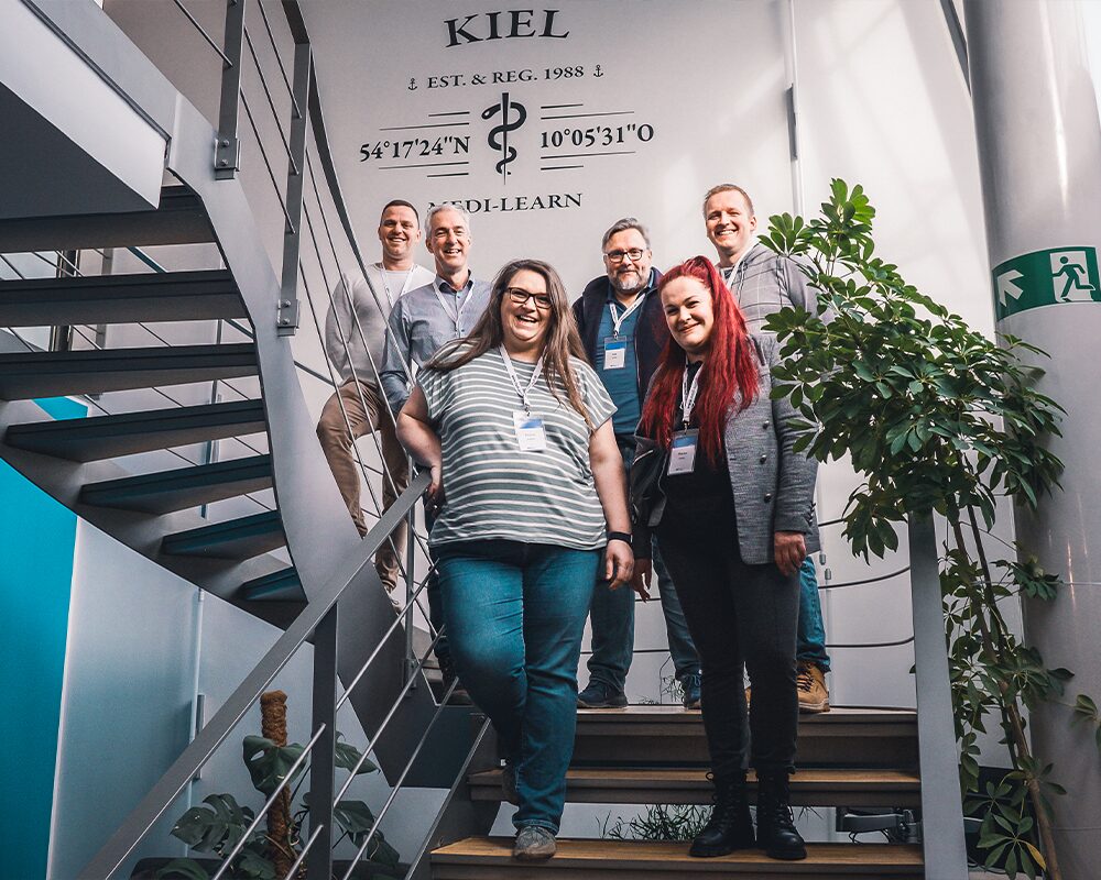 Teilnehmende auf der Treppe im MEDI-LEARN CoWorking in Kiel